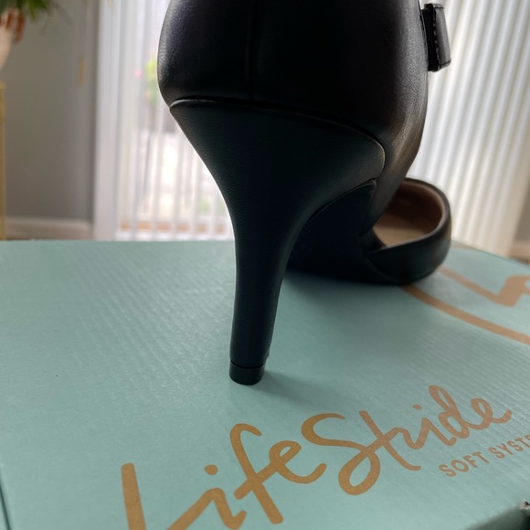 ⭐️Brand New⭐️ LifeStride 8.5M Black Strap Pump - Picture 4 of 7
